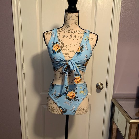 Tie Front Flower Bikini - Picture 3 of 4